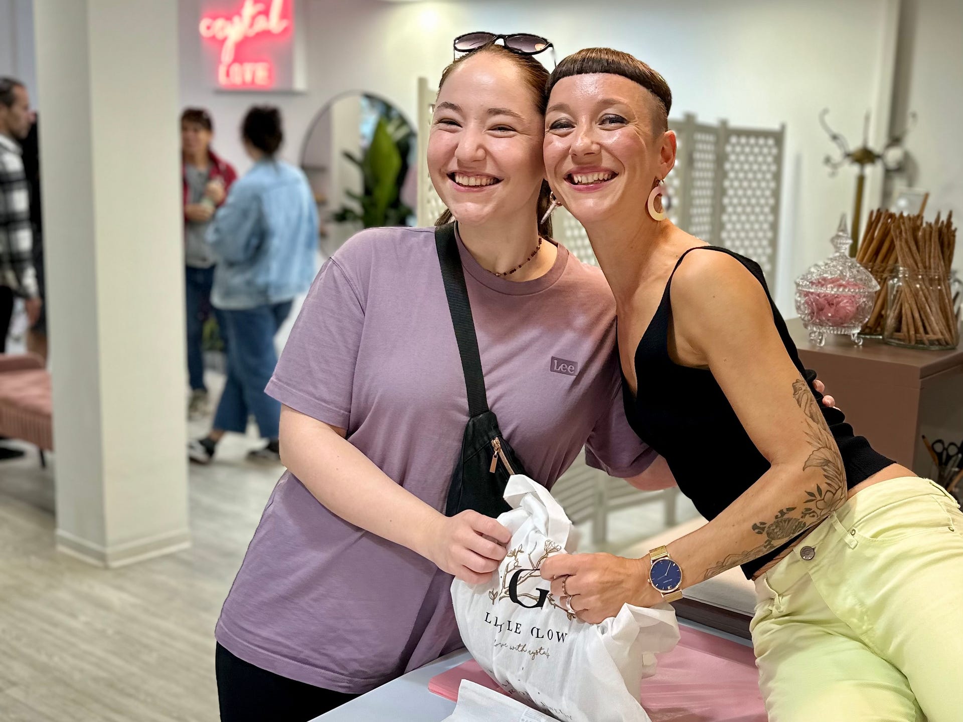 Nicole übergibt Kundin Crystal Bag mit Kristallen