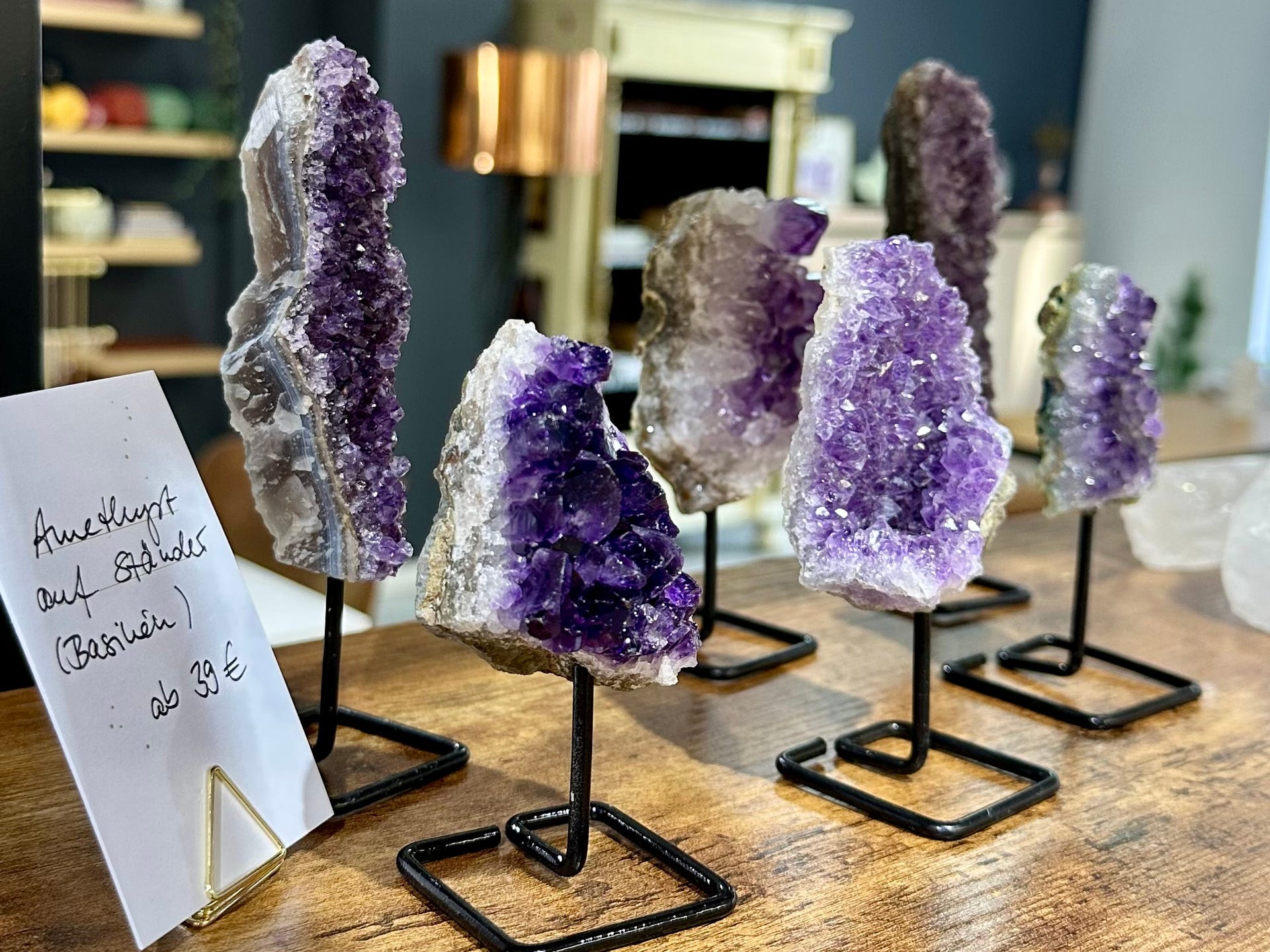 Kleine Amethyst-Drusen auf Metallständer aus Brasilien